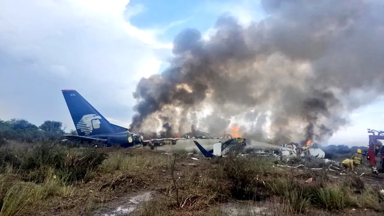 Cel puţin 85 de răniţi şi niciun deces în urma prăbuşirii unui avion de pasageri la scurt timp după decolarea de pe un aeroport din Mexic | FOTO | VIDEO