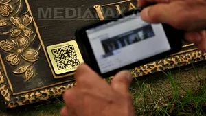 Codul de bare pentru pietrele funerare: Fotografii şi înregistrări video ale defunctului, accesate pe telefonul mobil prin scanare - FOTO