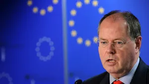 BIOGRAFIE: Peer Steinbrück, un economist cu umor caustic care vrea să o detroneze pe Merkel