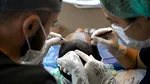 Inteligența artificială „a intrat” în sala de operație. Premieră mondială pentru îndepărtarea unei tumori pe creier
