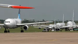 Cel puţin şase răniţi după ce reactorul unui avion a luat foc pe un aeroport din Paris