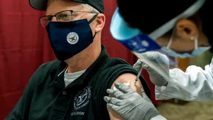 Şeful Pentagonului a fost printre primii americani vaccinaţi împotriva coronavirusului: 