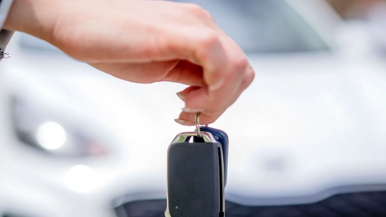 Închiriezi mașină în vacanța din Spania? La ce să fii atent ca să nu plătești sute de euro în plus