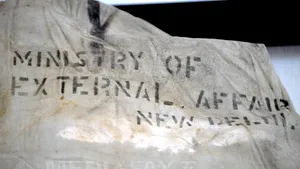 Londra protestează faţă de deschiderea unei valize diplomatice de către Madrid