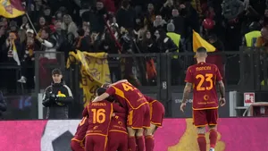 Pellegrini şi Lukaku au dus Roma la o victorie cu 2-0 în faţa unui Napoli în nouă oameni