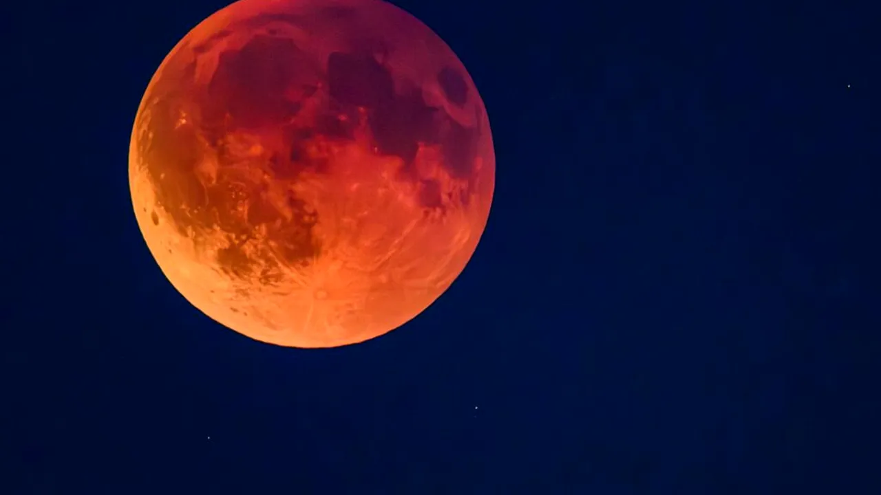 Eclipsă spectaculoasă de Lună în noaptea de joi spre vineri. Fenomenul va fi vizibil și din Europa