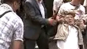 Un bătrân a fost bruscat de doi SPP-işti în faţa sediului PNL (VIDEO)