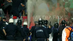 Violenţe între suporterii arădeni şi timişoreni, un tânăr a ajuns la spital cu fractură craniană - VIDEO