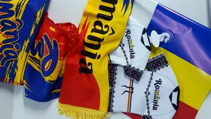 Povestea zecilor de mii de steaguri ce pleacă dintr-un orăşel din Sibiu spre toată România. 