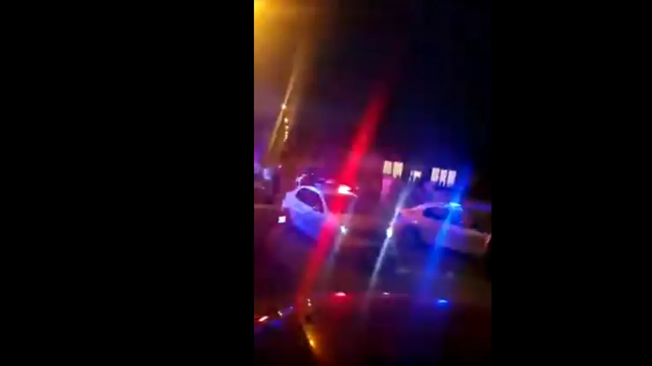 Scene şocante în Bucureşti. Poliţiştii chemaţi în cartierul Rahova au fost atacaţi. Agenţii au tras focuri de armă în aer | VIDEO
