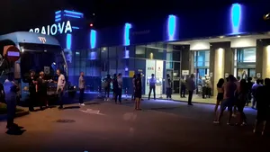 Fotbaliştii Universităţii Craiova au cântat singuri, în aeroport. Galeria nu i-a aşteptat, iar fanii au fost ţinuţi la distanţă, de jandarmi