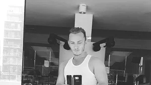 Vedetele şi Internetul: Supărat că e înconjurat de preteni falşi, Trăistariu vrea să plece în Franţa