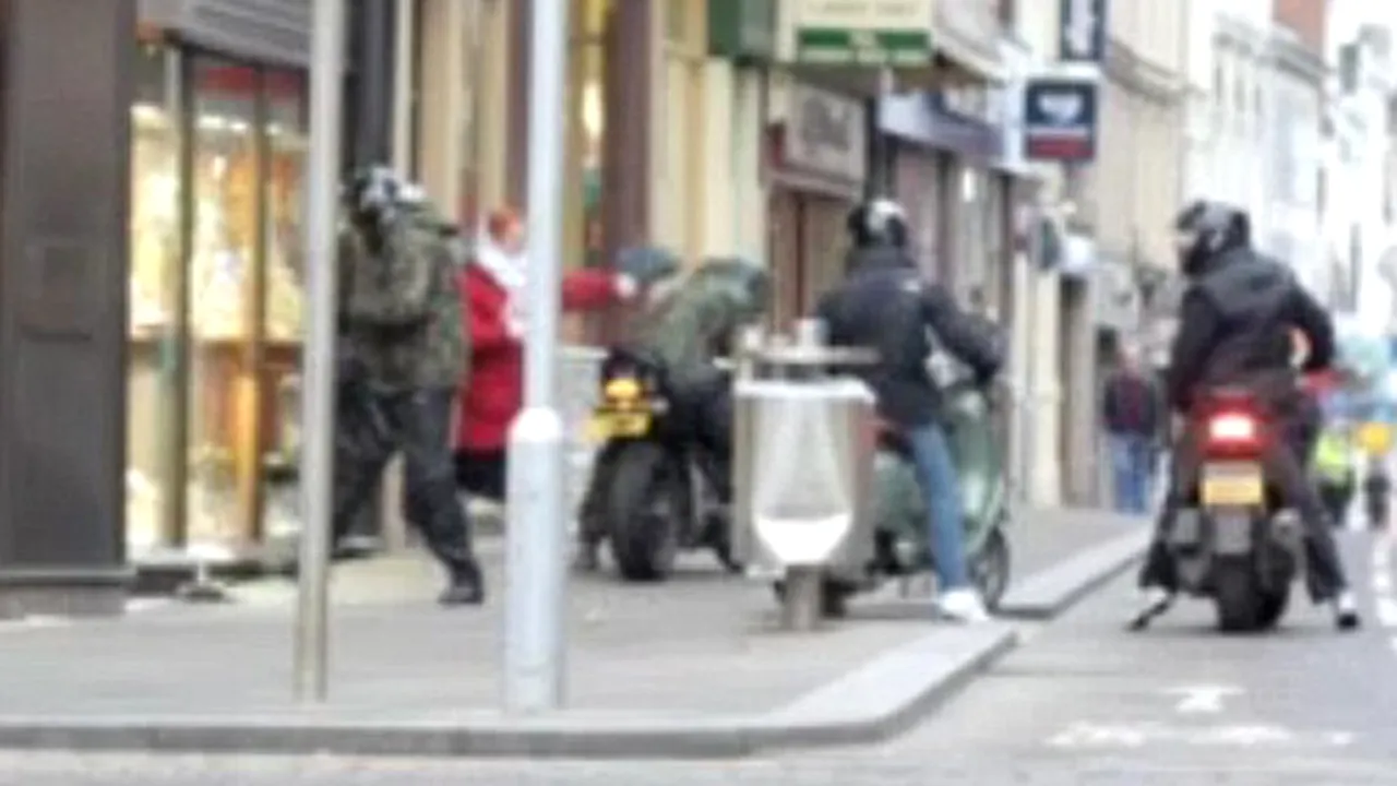 Cum a reuşit o bătrână înarmată cu o sacoşă să bată şase hoţi înarmaţi cu bâte care vroiau să spargă un magazin de bijuterii - VIDEO