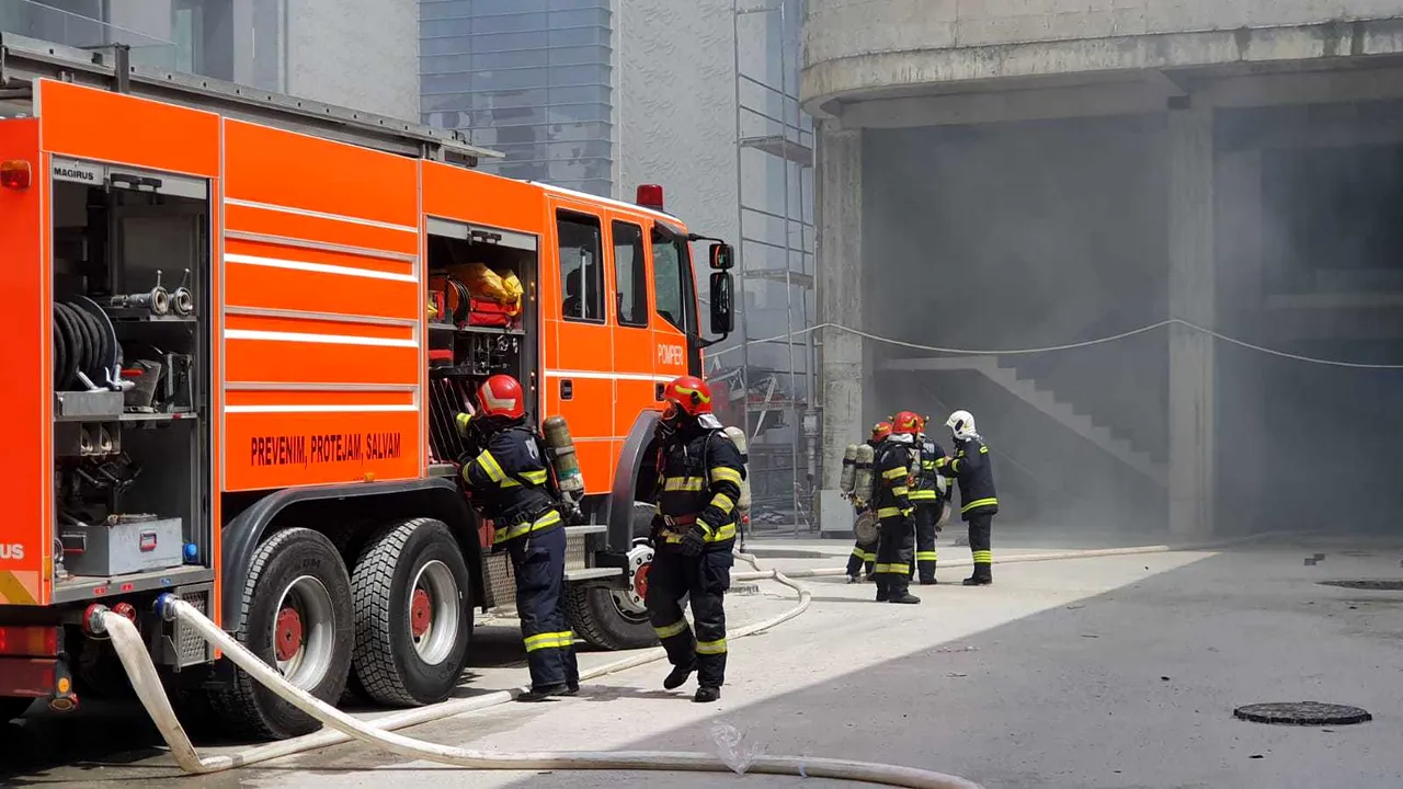 NEWS ALERT Incendiu la un bloc din Mamaia Nord. Zeci de pompieri se află la faţa locului