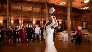 O nuntă trăsnită. Mireasa a înlocuit buchetul cu o pisică de pluş: ce s-a întâmplat după ce una dintre prietenele ei a prins 