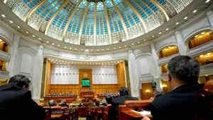 Parlamentul dezbate moţiunea de cenzură a Opoziţiei