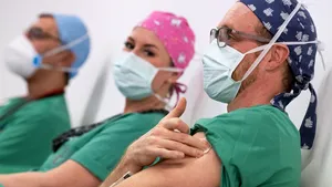 Comisia Europeană dă asigurări că vaccinarea va rămâne voluntară şi că nu vor fi limitări de drepturi 