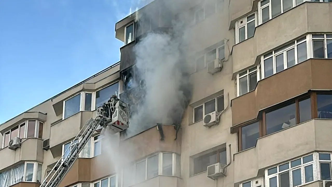Incendiu produs la un apartament situat pe Calea Dorobanţilor. Două persoane au fost duse la spital