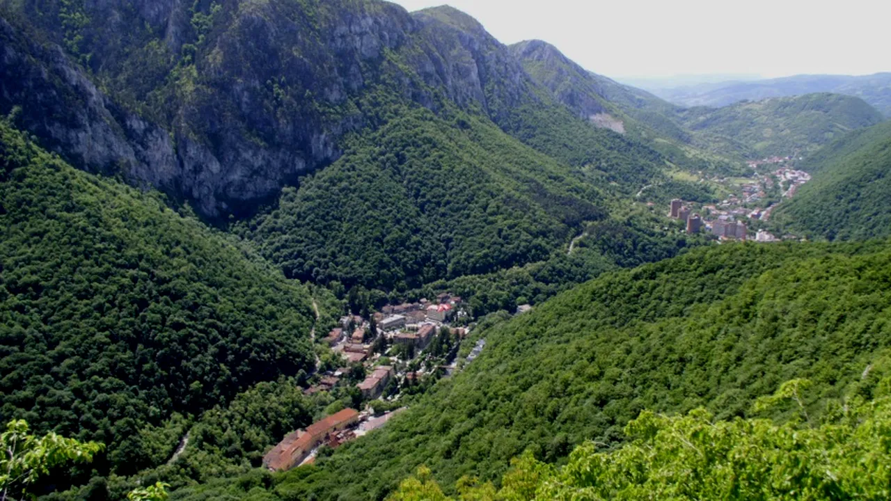 Băile Herculane vor avea o nouă cale de acces modernă. 2,3 miliarde de lei pentru reabilitarea căii ferate
