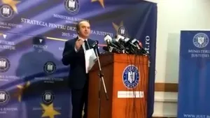 INCIDENTUL de la începutul conferinţei susţinute de Tudorel Toader. Ministrul a refuzat să se urce pe podium: Transmiteţi imaginea ca la Sarkozy