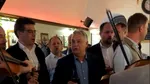 Orban, versuri controvesate cu lăutari la Cluj: „Nu plecăm de aici / Dacă gazdei nu-i place / Să-și ia cortul, dar noi rămânem aici”