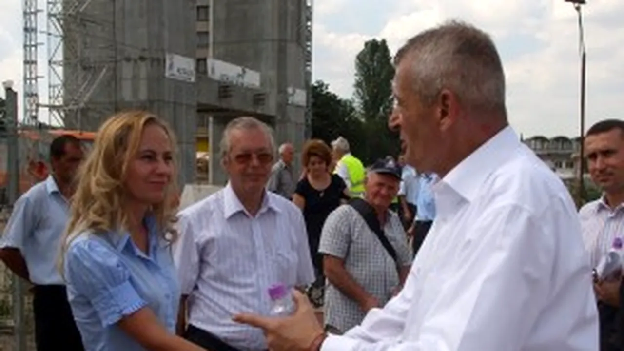 Gândul: Corturile anticaniculă ale lui Oprescu, fără apă, pahare sau scaune
