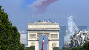 ZIUA FRANŢEI: Francois Hollande a dat startul paradei militare, la care asistă mii de oameni - FOTO