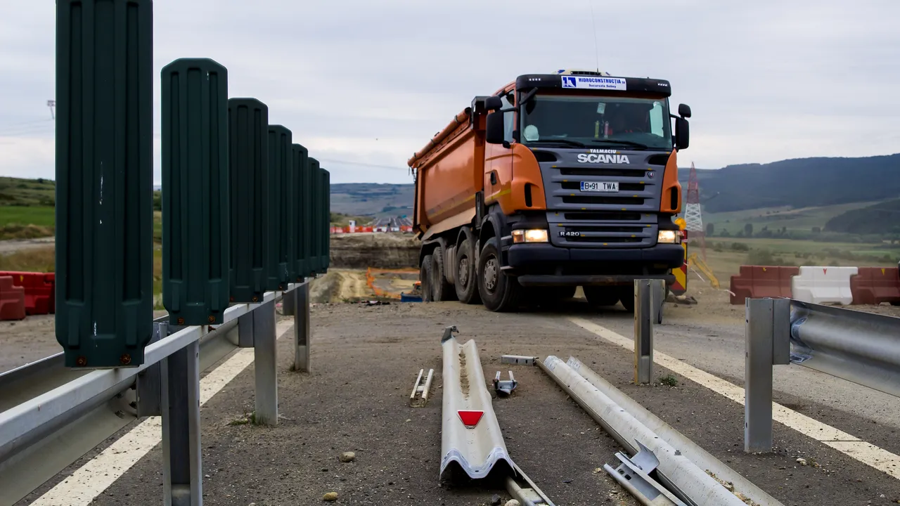 Trafic blocat pe Autostrada A1, după ce două TIR-uri s-au ciocnit/ Ambii şoferi ai autovehiculelor au murit