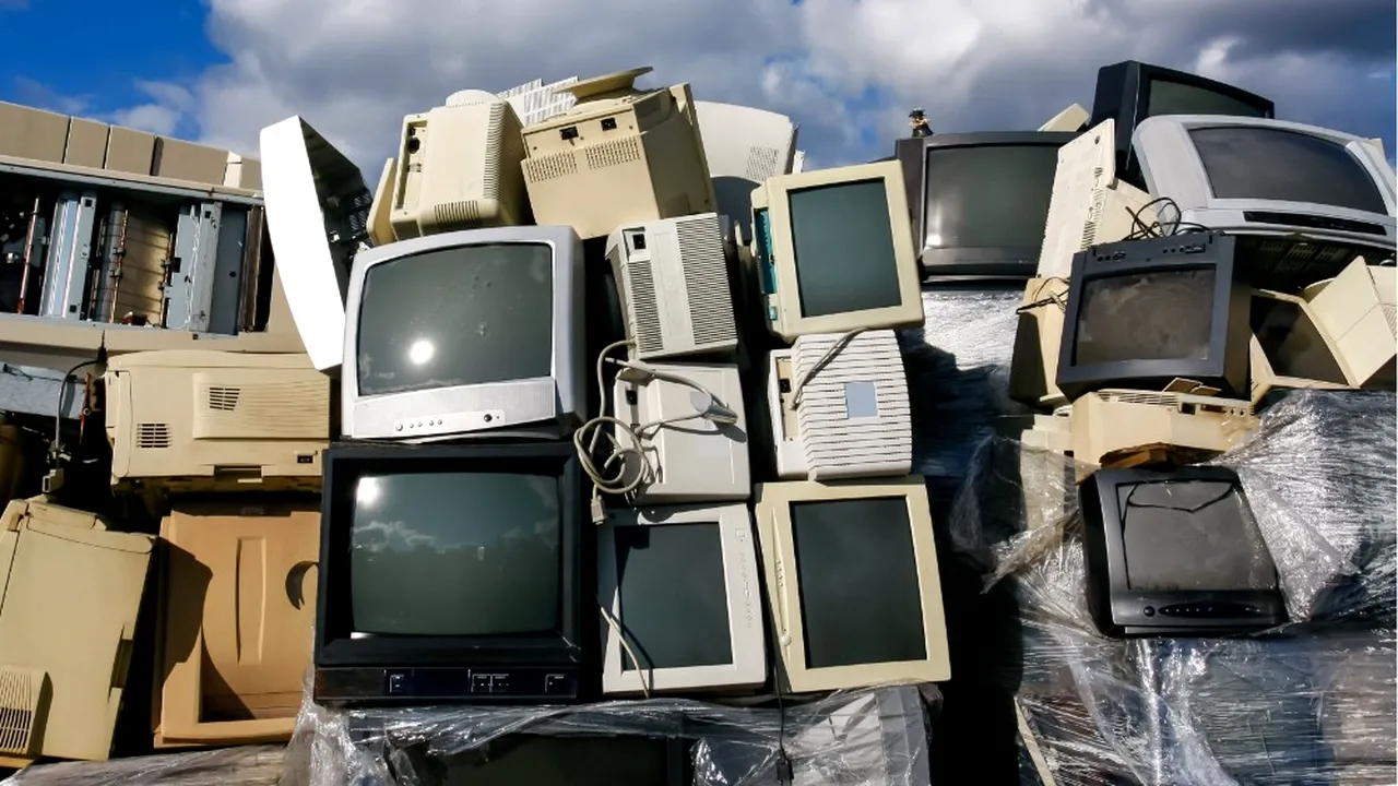Poluăm cât pentru eternitate! Doar în 2021, oamenii au generat deşeuri electrice şi electronice cât greutatea Marelui Zid Chinezesc