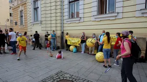 Protest inedit la Cluj. Au jucat şotron pentru a-l convinge Boc să lase curţile şcolilor deschise