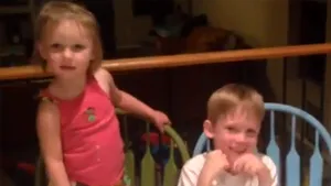 Moment amuzant: Cum reacţionează un băiat când află că va avea a treia soră mai mică decât el - VIDEO