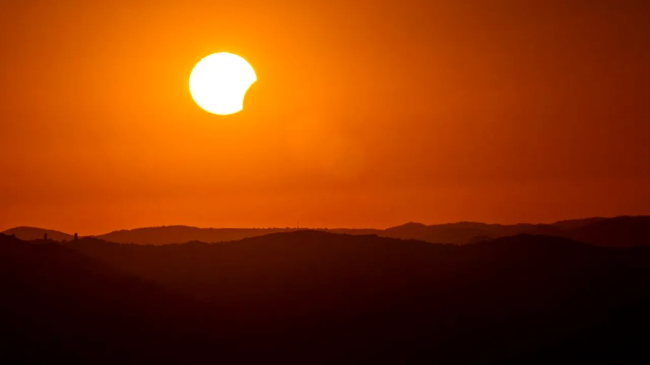 Eclipsa de Soare de azi, vizibilă parțial în România. Care sunt zonele favorizate