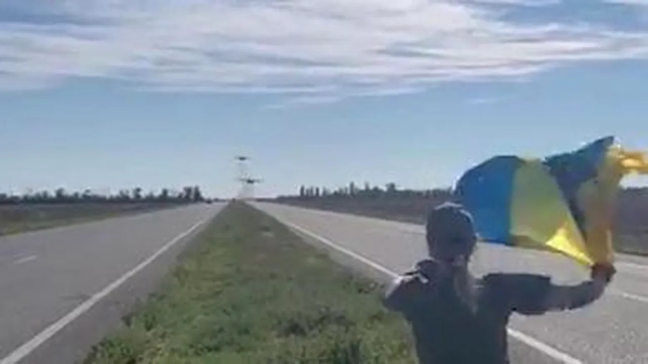 Senzaţii tari cu două Su-25 ucrainene întoarse din misiune. Piloţii îşi arată abilităţile zburând la câţiva metri de o femeie