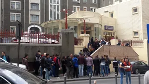 Mii de persoane au stat la coadă la Poliţia Capitalei, după ce MAI a deschis angajările - VIDEO