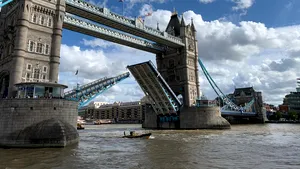 Haos la Londra. Celebrul Tower Bridge s-a blocat în timp ce era suspendat
