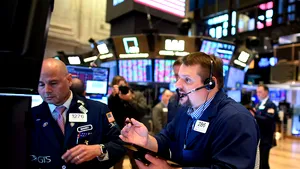 Bursele americane scad, pe fondul exploziilor din Kabul, dar şi al temerilor legate de economie