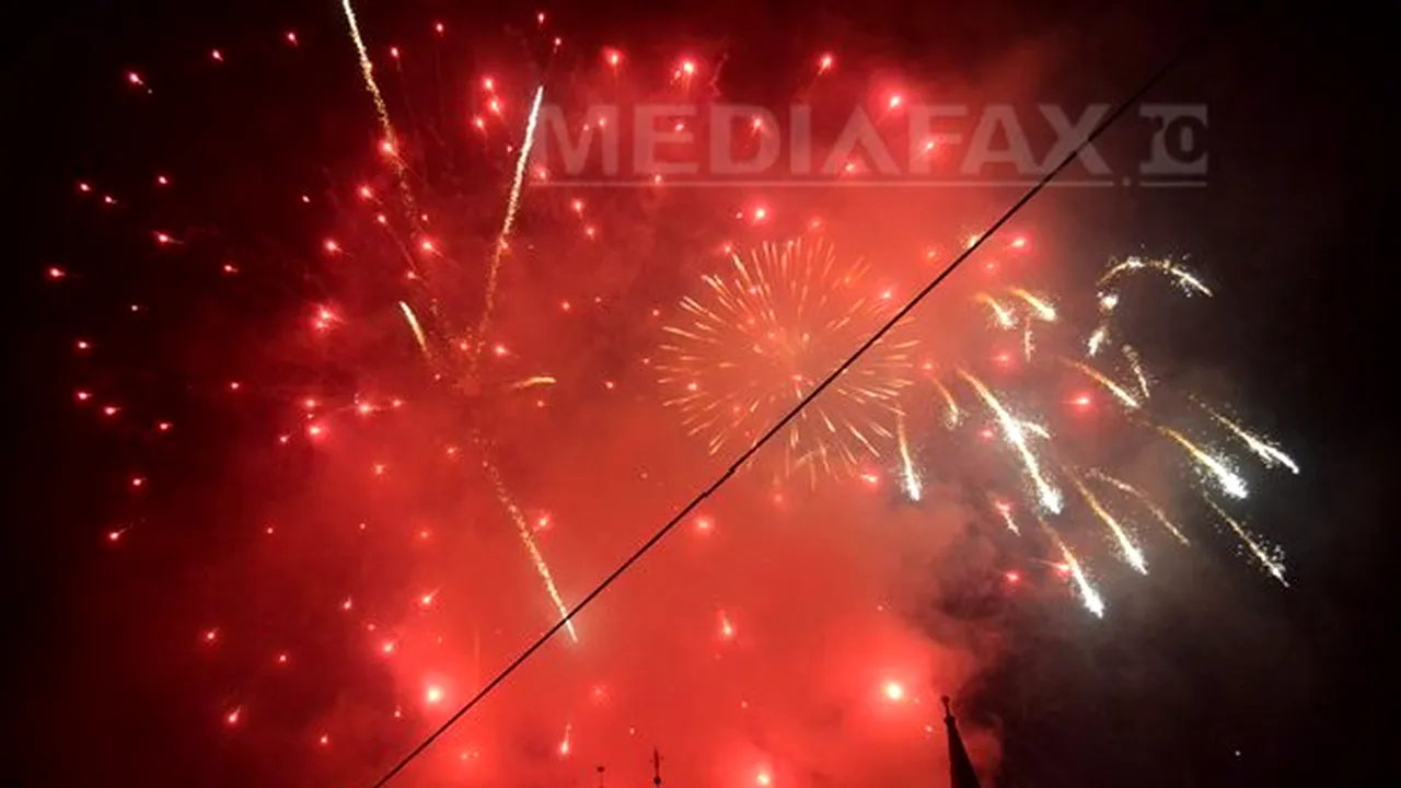 Petreceri de Revelion au fost organizate în mai multe oraşe din ţară. Mai multe cupluri s-au căsătorit la Poarta Sărutului - VIDEO, FOTO