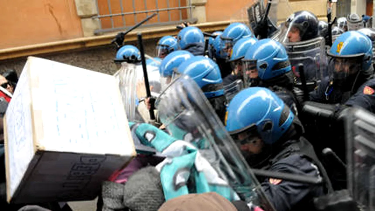 Manifestanţii au aruncat cu ouă, la Bologna, spre preşedintele Italiei