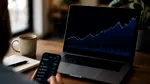 Cum redefinește tehnologia cine poate investi la bursă și cât de ușor poate fi făcut primul pas
