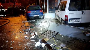 Explozie puternică urmată de incendiu pe bulevardul Şincai din Capitală/ 16 maşini, avariate. Traficul a fost reluat  -FOTO, VIDEO