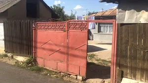 GALERIE FOTO, VIDEO | TRAGEDIA de pe calea ferată. Cum trăia femeia care s-a aruncat în faţa trenului împreună cu cele trei fetiţe