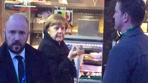 Şi cei mai mari lideri ai lumii cedează tentaţiei: Angela Merkel, la coadă la cartofi prăjiţi - FOTO, VIDEO