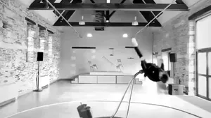 Cum să mergi ca pe Lună fără să pleci de pe Pământ. Invenția unui acrobat francez
