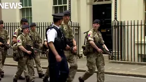 FOTO VIDEO Trupe militare PĂZESC obiectivele majore din Londra, inclusiv reşedinţa premierului