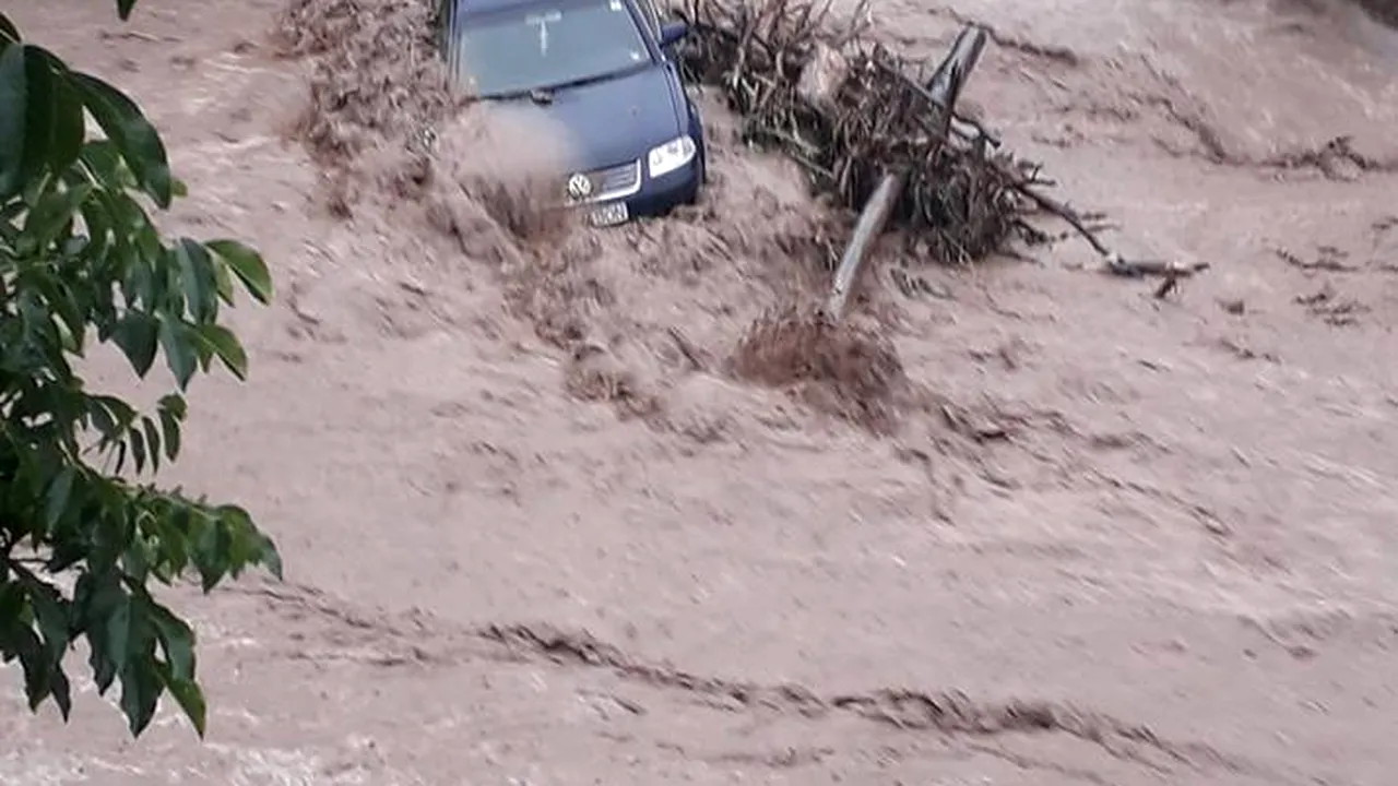 Ploile au făcut ravagii în întreaga ţară: Sute de locuinţe, inundate de viituri/ Cele mai mari pagube s-au înregistrat în judeţul Alba | FOTO 