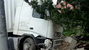 VIDEO, FOTO | Grav accident în Braşov: O femeie a fost rănită după ce un TIR a intrat într-un imobil şi a rupt o ţeavă de gaz 