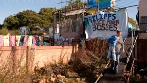 Cea mai mare tabără ilegală de nomazi din Marea Britanie, evacuată. Confruntări între locuitori şi forţele de ordine - VIDEO