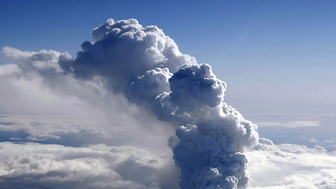 Erupţia vulcanului islandez s-a intensificat, trimiţând un nou nor de cenuşă spre Marea Britanie