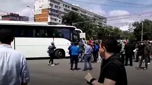 MARŞ la Galaţi, după miting. Autocarele susţinătorilor PSD, înconjurate de protestatari | VIDEO