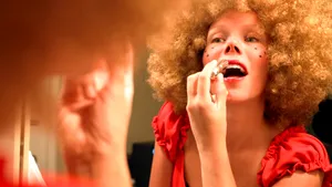 Cum trebuie alese produsele cosmetice? Specialiştii au descoperit care este factorul care afectează sănătatea